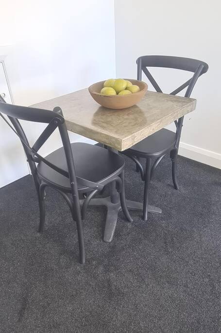 Apartment 1 - Haddin Court - Executive One Bedroom Бленхайм Екстериор снимка