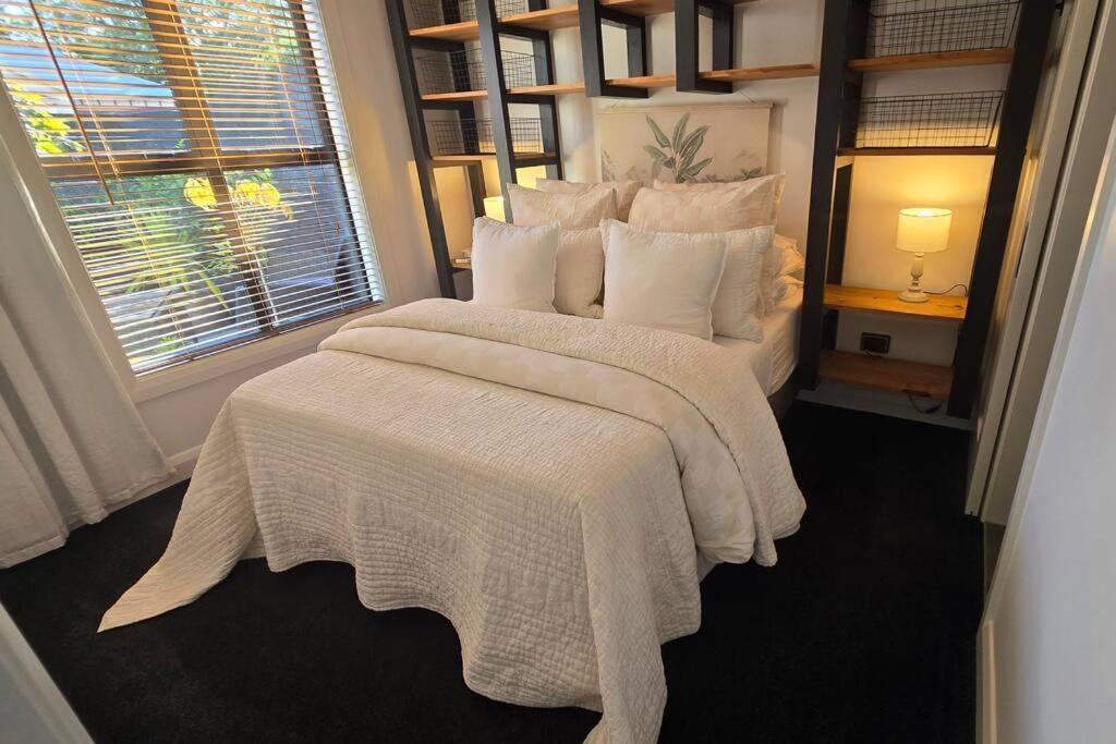 Apartment 1 - Haddin Court - Executive One Bedroom Бленхайм Екстериор снимка