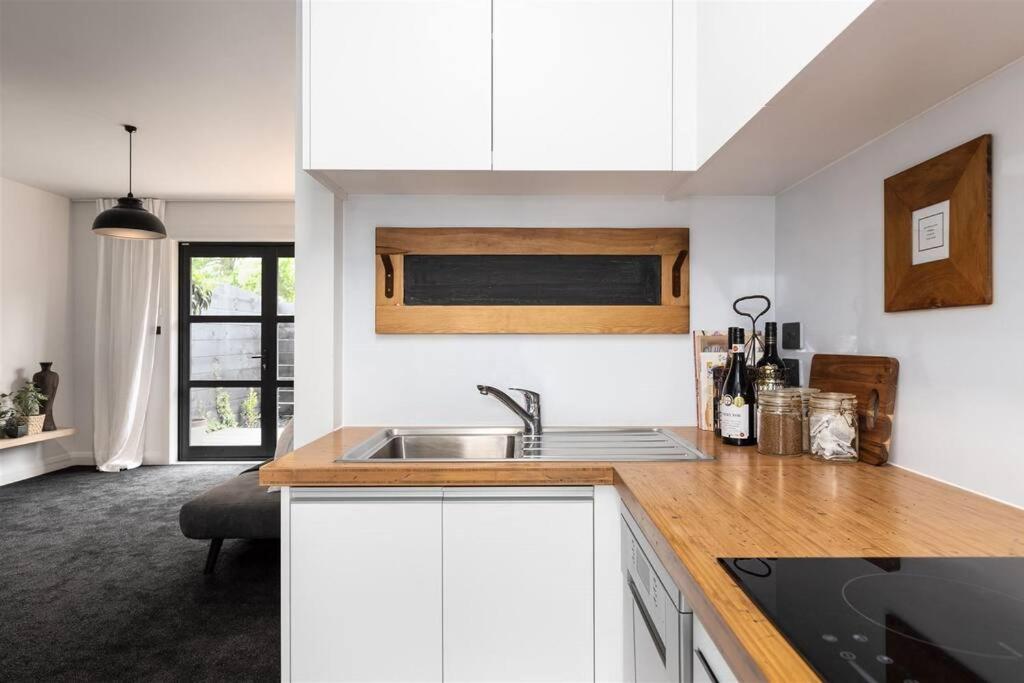 Apartment 1 - Haddin Court - Executive One Bedroom Бленхайм Екстериор снимка